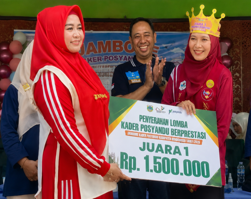 Ketua Pembina Posyandu Bondowoso, Dr.Ny. Hj. Khodijatul Qodriyah, menyerahkan hadiah kepada peserta berprestasi pada Jambore Kader Posyandu Kabupaten Bondowoso 2026, Selasa (4/8/2026)