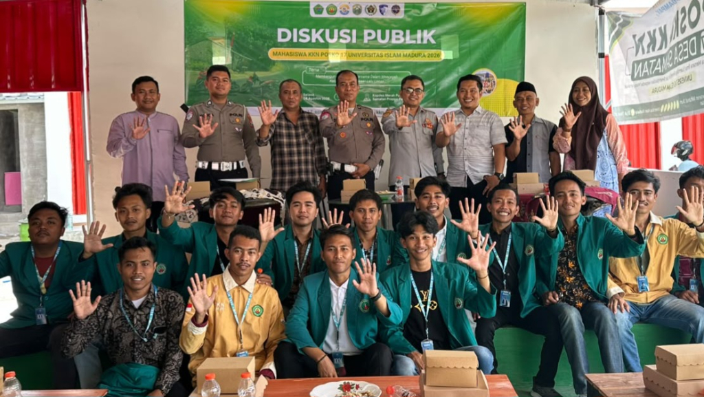 Narasumber, Pemerintah Desa Samatan, mahasiswa KKN UIM, dan peserta berfoto bersama usai diskusi publik pencegahan kecelakaan lalu lintas di Kecamatan Proppo, Kabupaten Pamekasan, Selasa (4/8/2026).