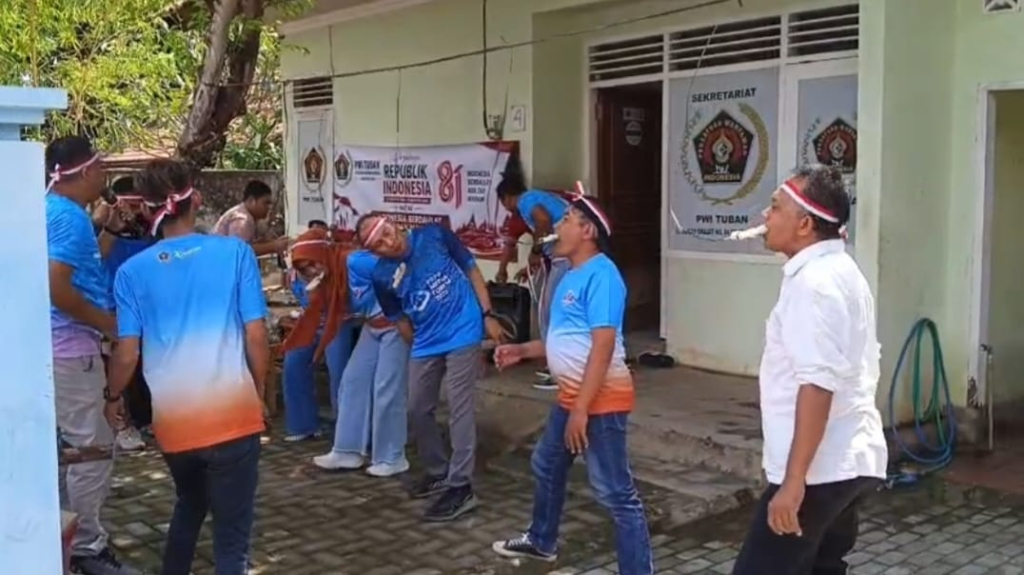 Pengurus Anggota PWI Kabupaten Tuban saat menggelar lomba-lomba dalam rangka menyambut HUT RI ke-81