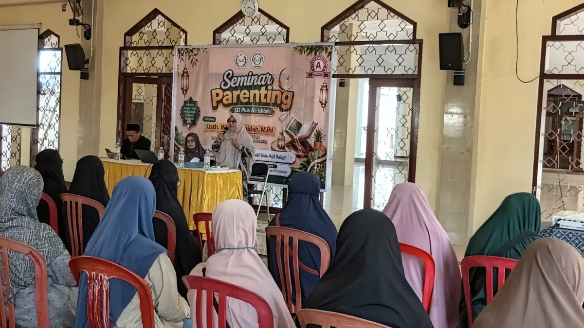 Siapkan Anak Hadapi Akil Baligh, SD Plus Al-Ishlah Bondowoso Gelar Seminar Parenting