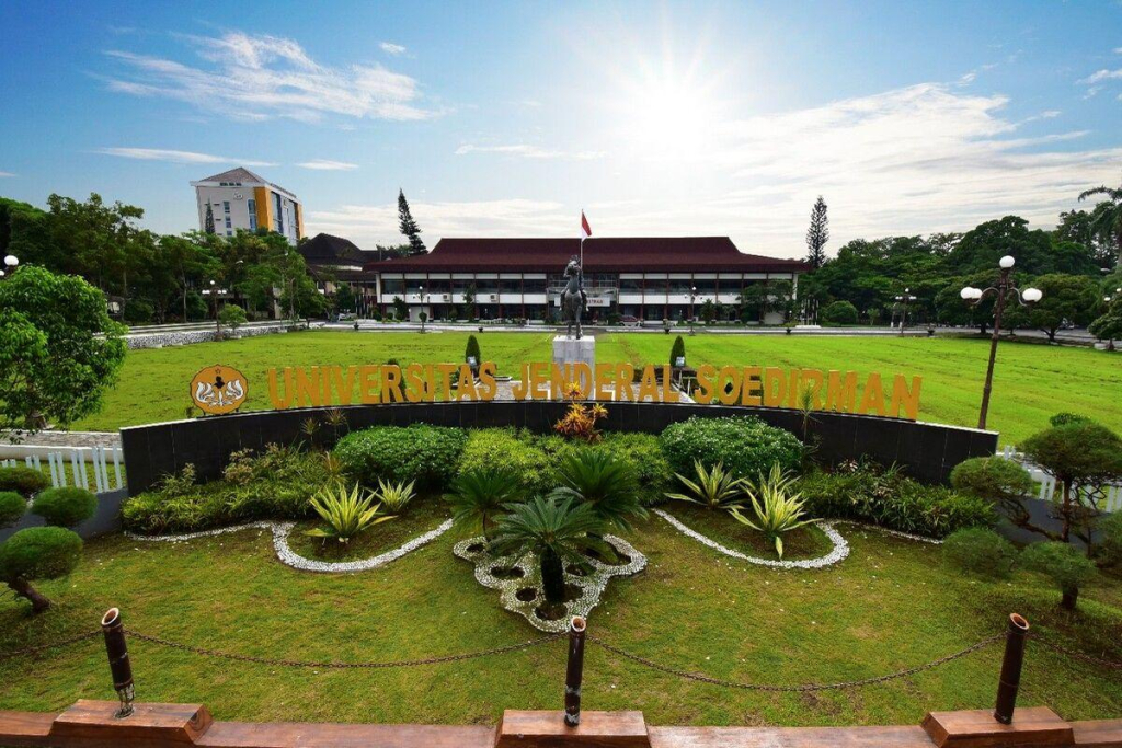 Universitas Jenderal Soedirman (Unsoed) Purwokerto. Rektor Unsoed Akhmad Sodiq terjaring OTT KPK yang diduga berkaitan dengan proses penerimaan mahasiswa baru.