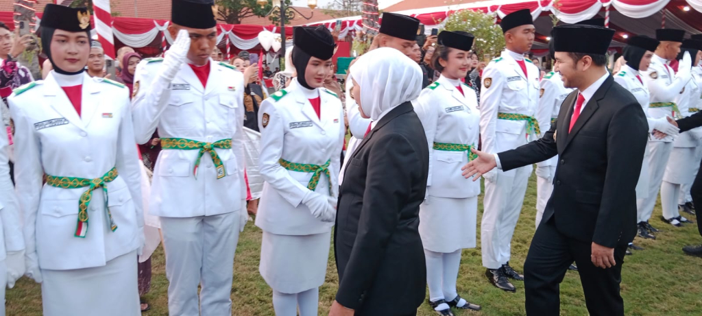 76 anggota Pasukan Pengibar Bendera Pusaka (Paskibraka) Jawa Timur resmi dikukuhkan oleh Gubernur Jawa Timur Khofifah Indar Parawansa di Gedung Negara Grahadi, Minggu (16/8/2026).