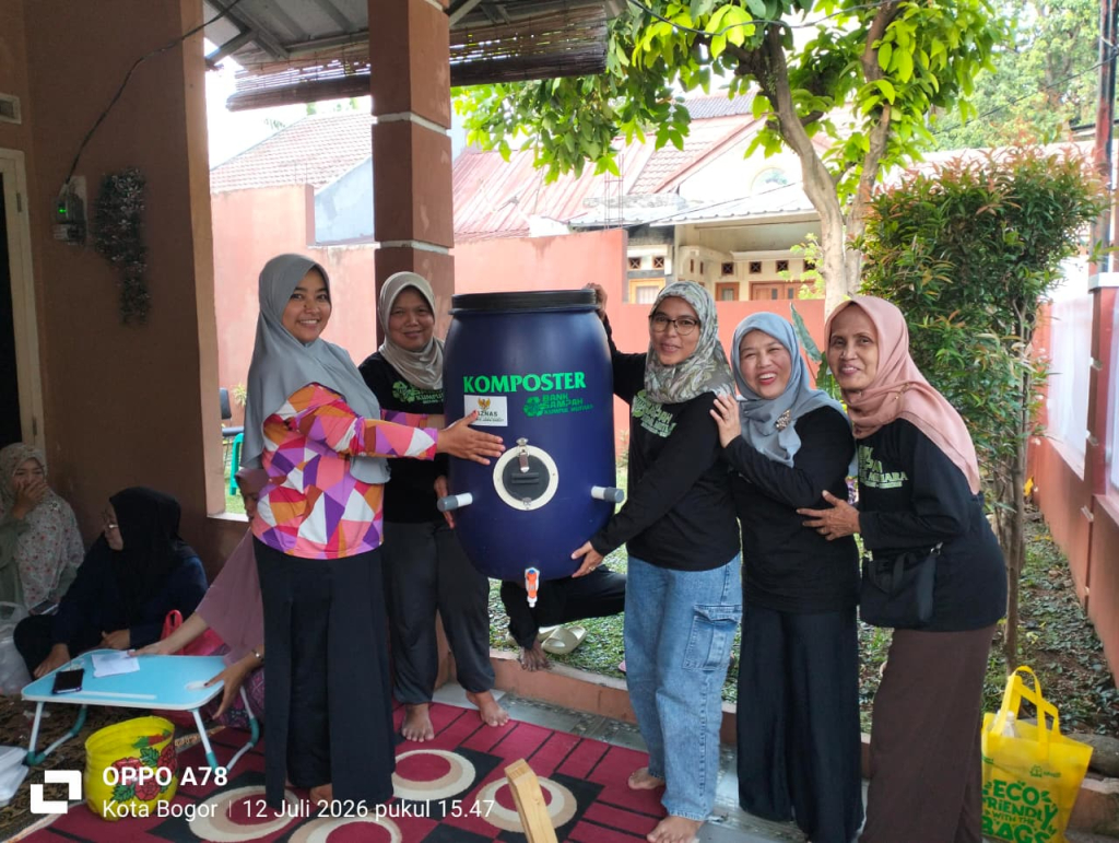 Pengurus Bank Sampah Kumpul Mutiara Bogor saat memberikan Komposter ke warga RT 03 Villa Mutiara Bogor