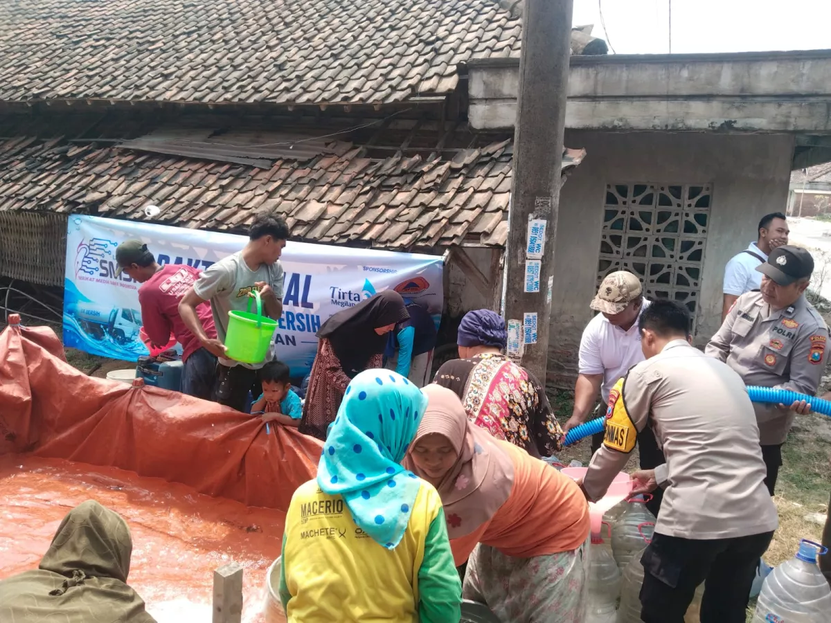 Peduli Warga Terdampak Kekeringan, SMSI Lamongan Salurkan Air Bersih