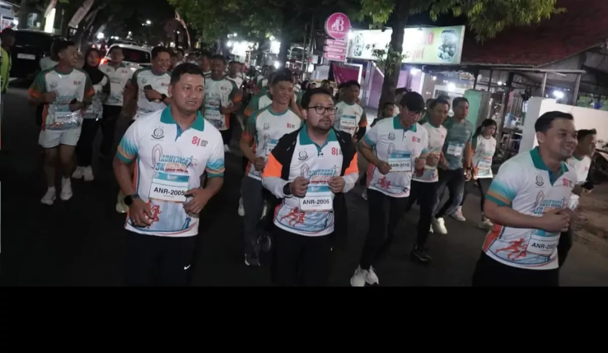Tumplek Blek! Tiga Ribu Pelari Ramaikan Adhyaksa Night Run Merah Putih 2026 yang Digelar PWI Nganjuk