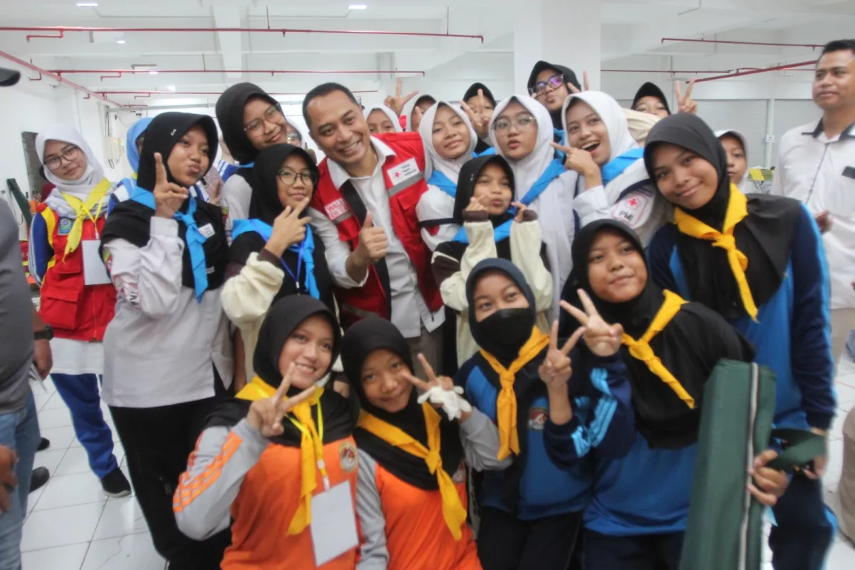 Eri Cahyadi bersama kader Palang Merah Remaja (PMR) serta PMI Kota Surabaya saat Festival PMR Kota Surabaya di Surabaya Expo CenterSabtu (26/9/2026).
