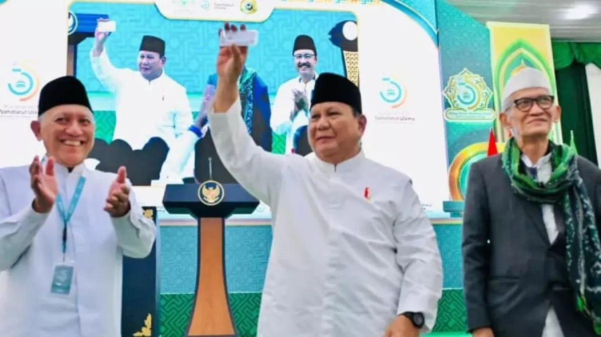 Presiden Prabowo Subianto diapit Rois Aam KH Miftahul Ahyar (kanan) dan Abdul Hakim Mahfudz atau Gus Kikin (kiri) saat memperlihatkan Kartanu.