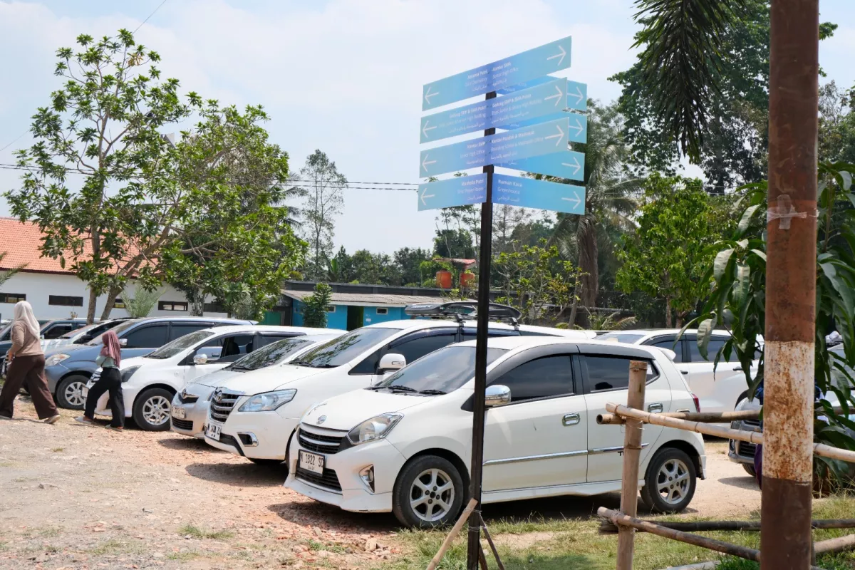 Permudah Akses Tamu dan Santri, KKNT IP UPNVJT Pasang Sistem Wayfinding di Ponpes Ahlul Irfan Jember
