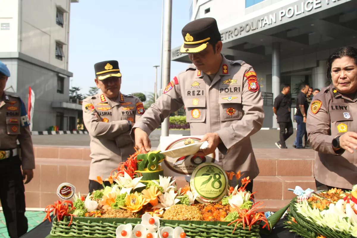 Apel Jam Pimpinan, Kapolres Metro Jakbar Kombes Pol Nasriadi Beri Kejutan untuk Polwan di Hari Jadi ke-78