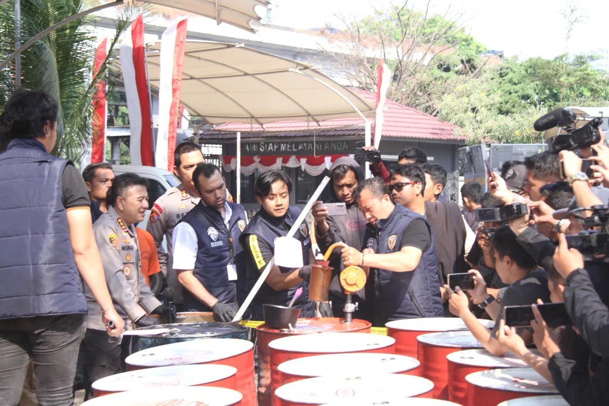 Bongkar Oli Palsu di Cengkareng, Polres Jakbar Ungkap Modus Oli Bekas Diubah Jadi Seolah Baru