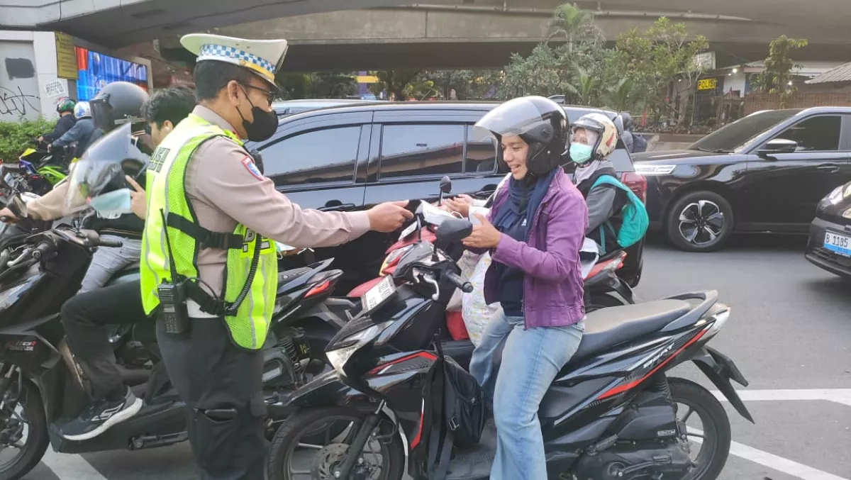 Antisipasi Dampak Abu Vulkanik, Polisi Lalu Lintas Jakbar Bagikan Masker kepada Pengguna Jalan