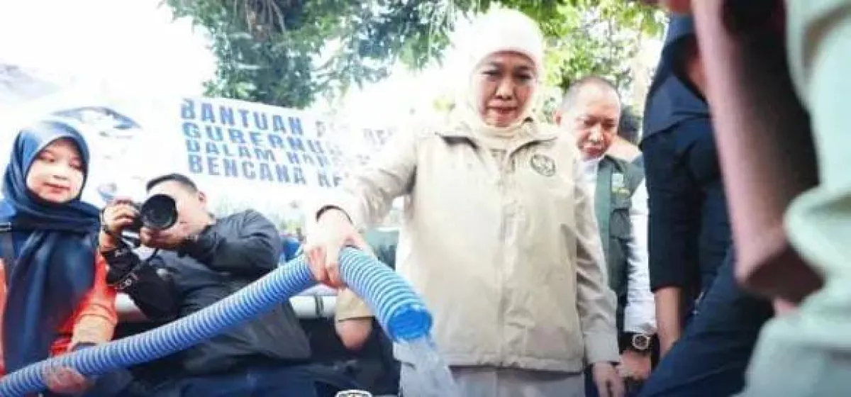 Gubernur Khofifah Salurkan 45 Tandon dan 500 Jeriken untuk 19.837 Warga Terdampak Kekeringan di Pasuruan