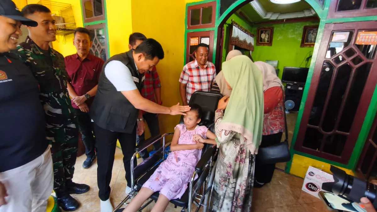 Pemkab Sidoarjo Salurkan Kursi Roda dan Bantuan Bedah Rumah untuk Warga Krembung-Prambon