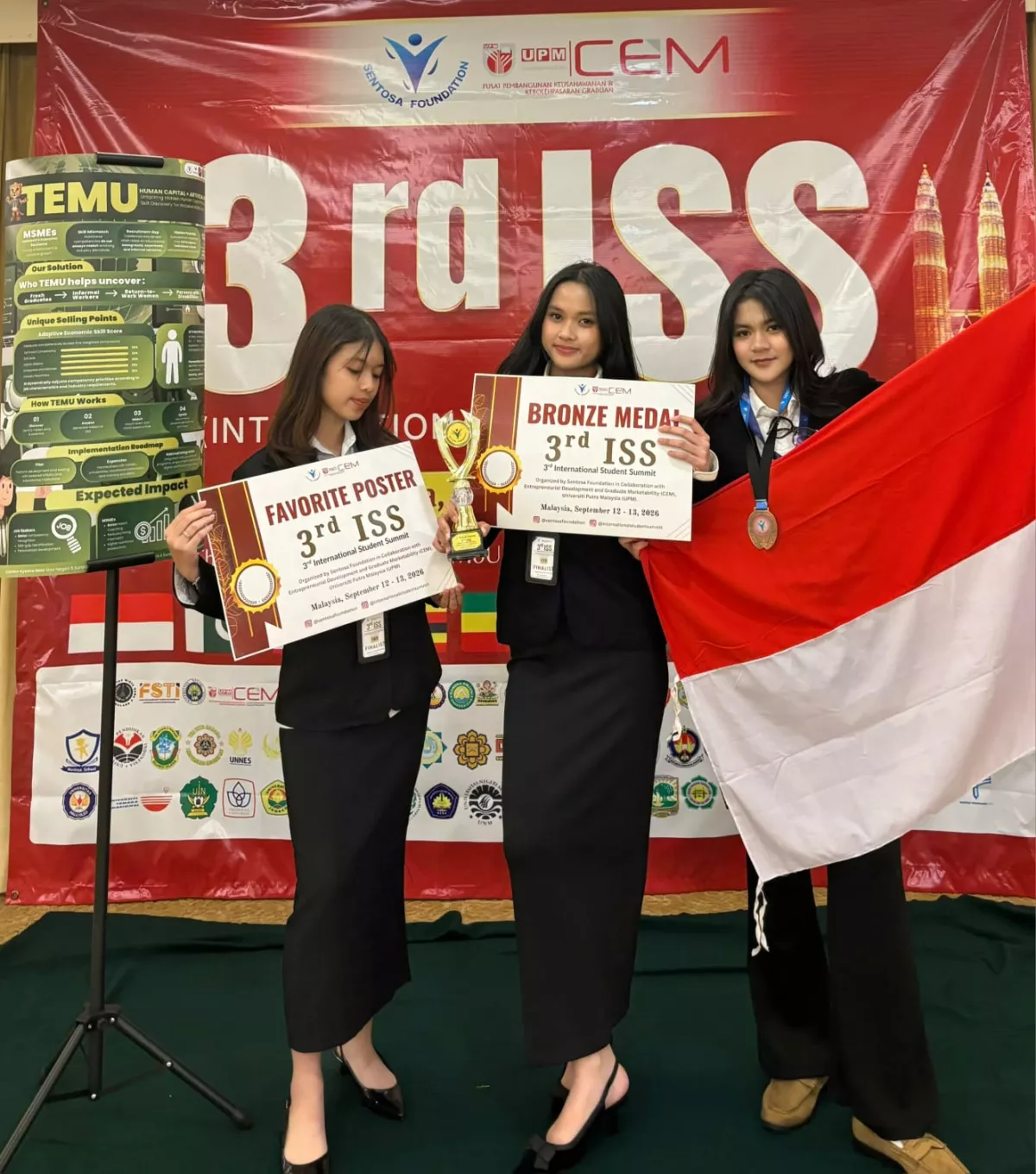 Camira Ayesha Noor dari SMA Negeri 5 Surabaya, Queensha Meiko Aurelyta dari SMAN 4 Surabaya, dan Talita Salsabila Fahruddin dari SMAN 2 Surabaya berkolaborasi dalam 3rd International Student Summit.