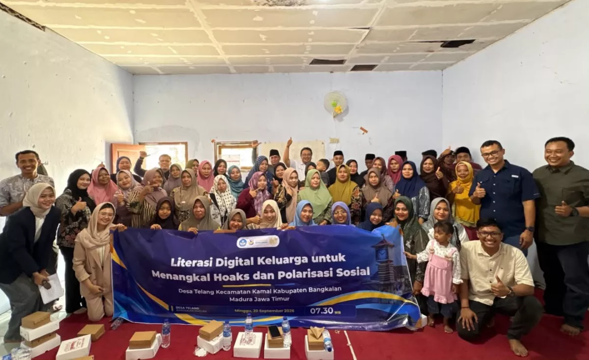 Suasana warga Desa Telang seusai mendapatkan pembelajaran untuk menangkap hoaks yang dinisiasi  Program Studi Ilmu Politik Universitas Negeri Surabaya (UNESA).