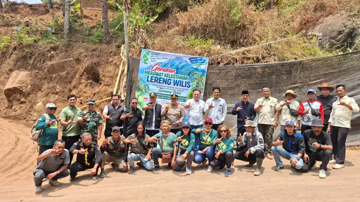 Warga, Tokoh Adat Ngliman hingga LSM Tanam Pohon Massal di Lereng Wilis, Dorong Pengembangan Wisata 
