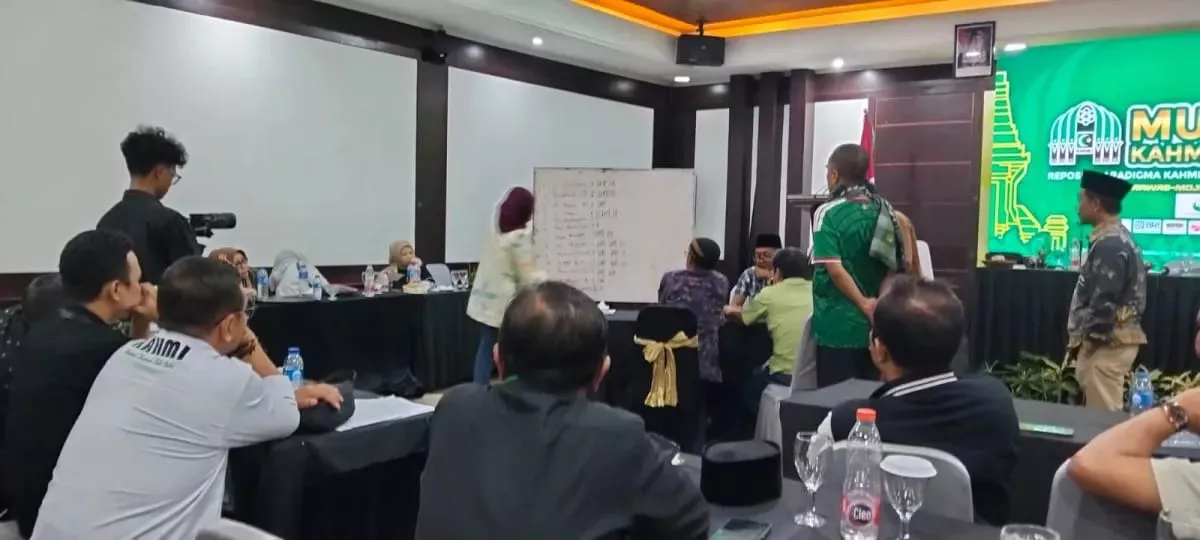 Suasana penghitungan suara pemilihan 7 Presidium MW Kahmi Jatim yang berjalan seru dan menegangkan. (Foto Noer Kholish for JatimUPdate.id)