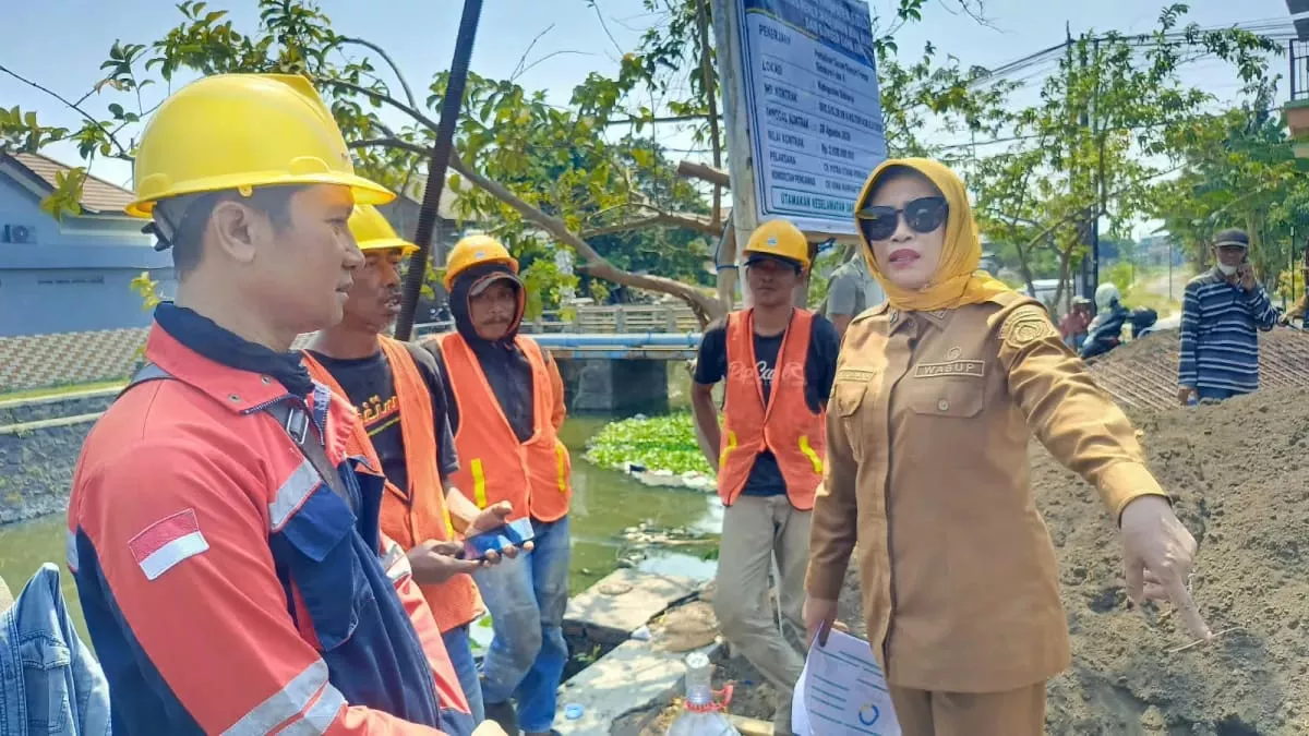 Wabub Sidoarjo Mimik Idayana sedang sidak proyek.