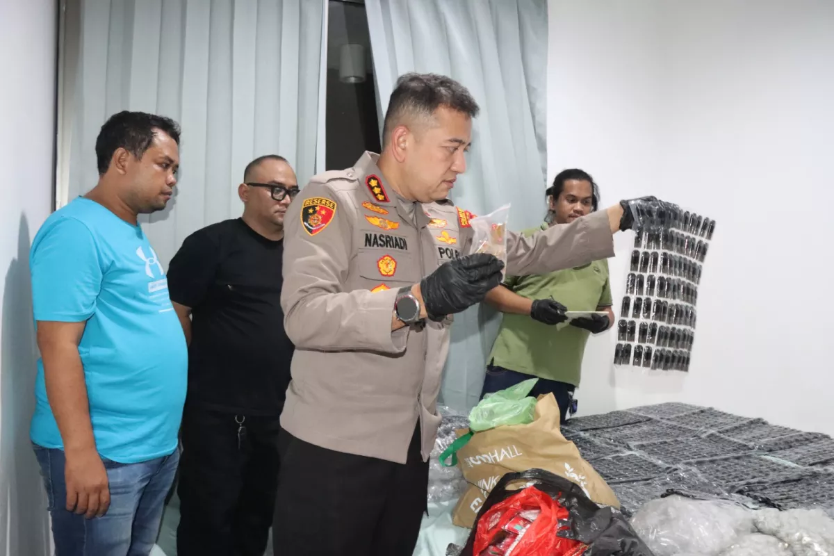 Polres Jakbar Bongkar Clandestine Lab Etomidate di Rumah Cluster PIK 2, WN China Diamankan