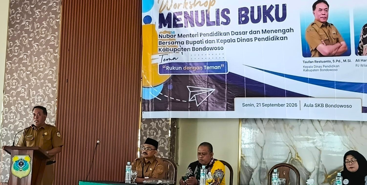 Kepala Dinas Pendidikan Bondowoso Taufan Restuanto saat menyampaikan arahan dalam Workshop Menulis Buku di Aula SKB Bondowoso, Senin (21/9/2026).