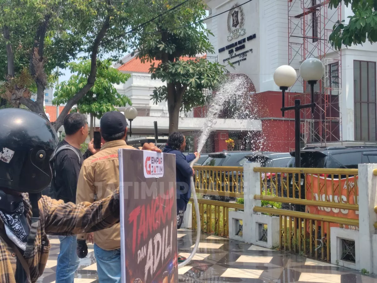 GEMPAR JATIM Guyur DPRD Surabaya dengan Air
