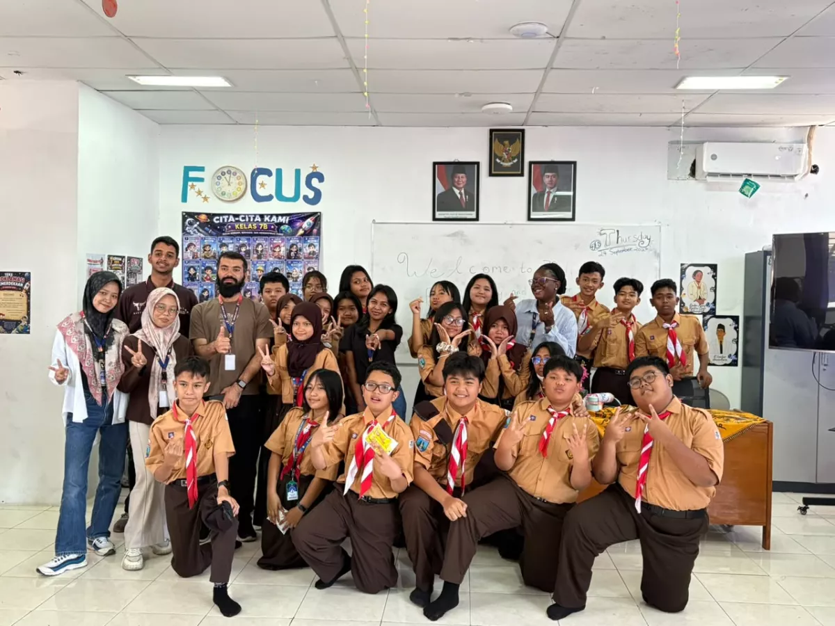 Dunia Bertamu ke SMP Labschool Unesa 3: Ruang Bertukar Bahasa dan Budaya dengan 90 Mahasiswa Asing