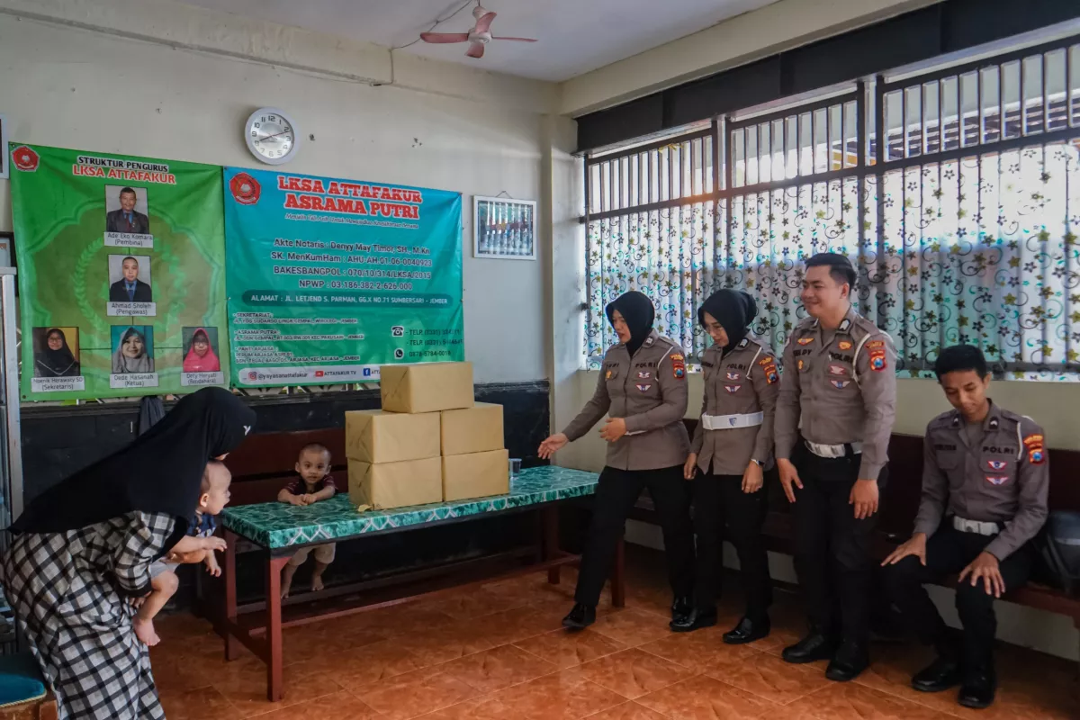Satlantas Polres Jember Gelar Jumat Berkah, Bagikan Nasi Kotak dan Sembako di Sumbersari
