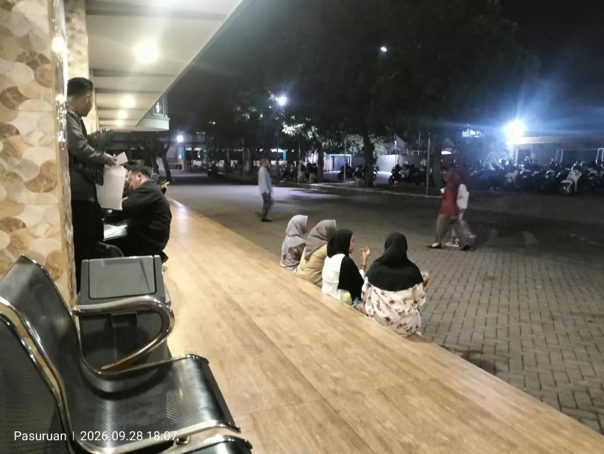 Kursi panjang halaman kampus ITB Yadika Pasuruan, 28 September 2026
