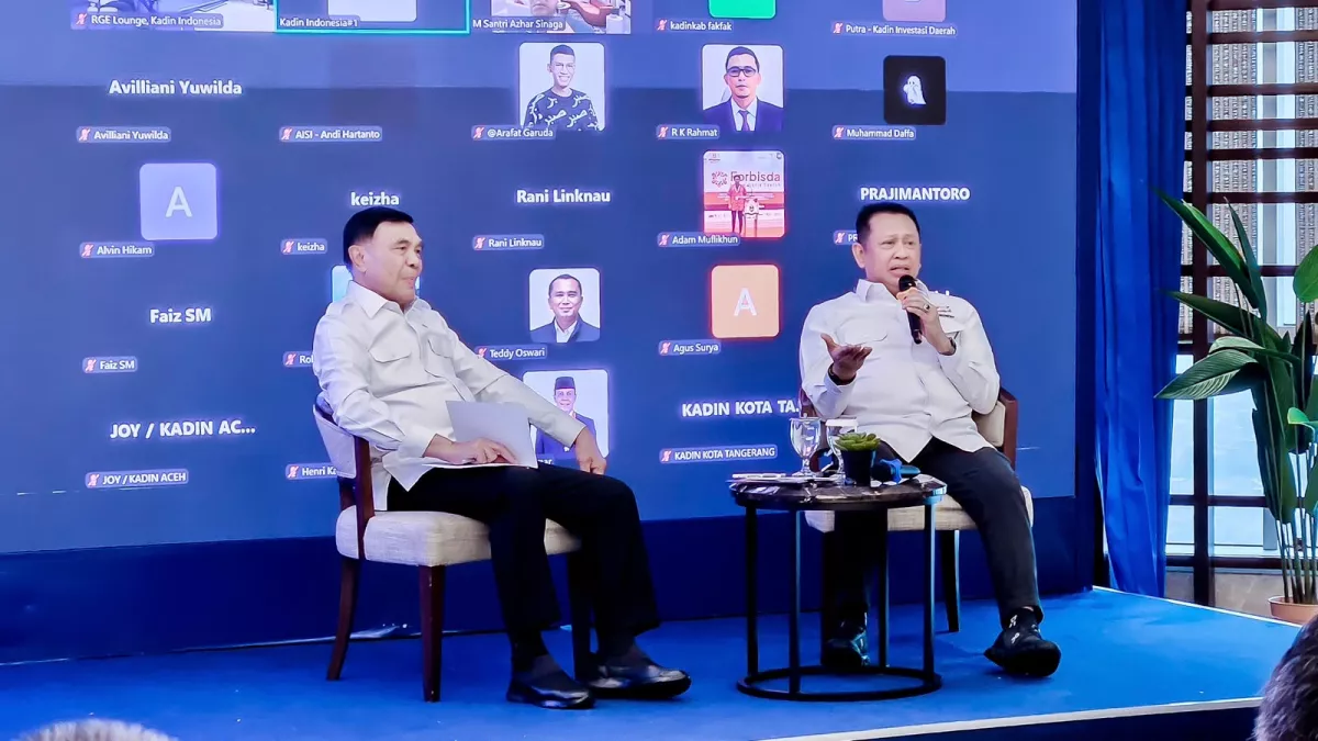 Waketum Koordinator Bidang Politik dan Keamanan KADIN Indonesia, Bambang Soesatyo (Bamsoet) dan Menko Politik dan Keamanan Jenderal TNI (Purn.) Djamari Chaniago saat berdiskusi dengan  pengusaha.