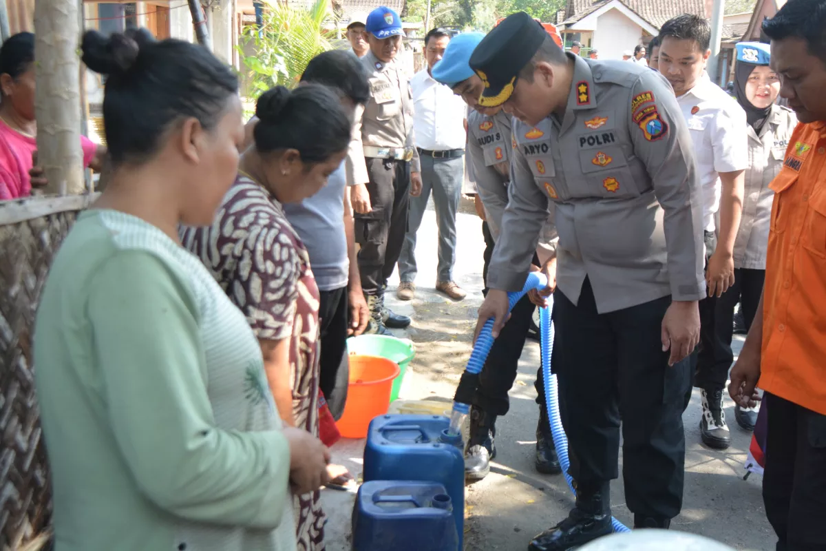 Polres Bondowoso Distribusikan Air Bersih Bantu Warga Taman Krocok Hadapi Kemarau Panjang