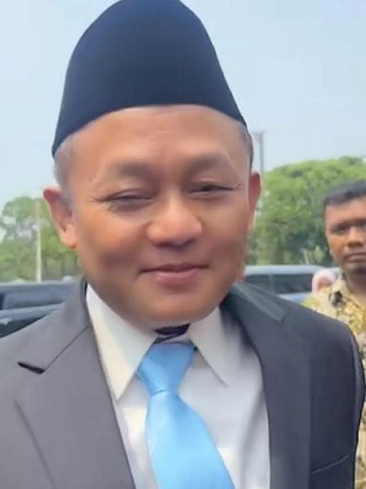 M. Sarmuji, Sekjen DPP Partai Golkar saat memasuki halaman Istana Negara.