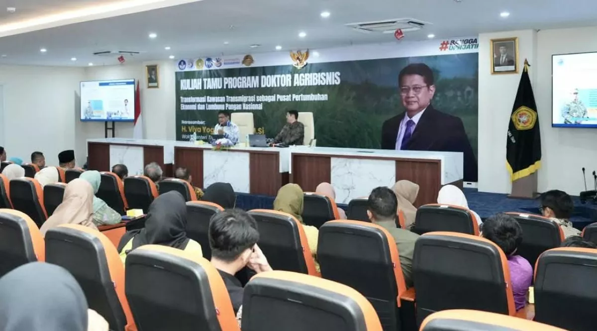 Wamen Transmigrasi Viva Yoga Mauladi sedang menjadi dosen tamu di UPN Veteran Jawa Timur.