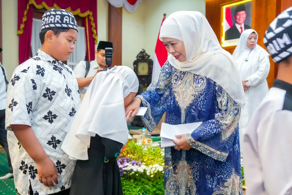 Sambut Hari Jadi ke-81 Jatim, Gubernur Khofifah Gelar Khataman Al-Qur’an dan Santuni 81 Anak Yatim di Grahadi