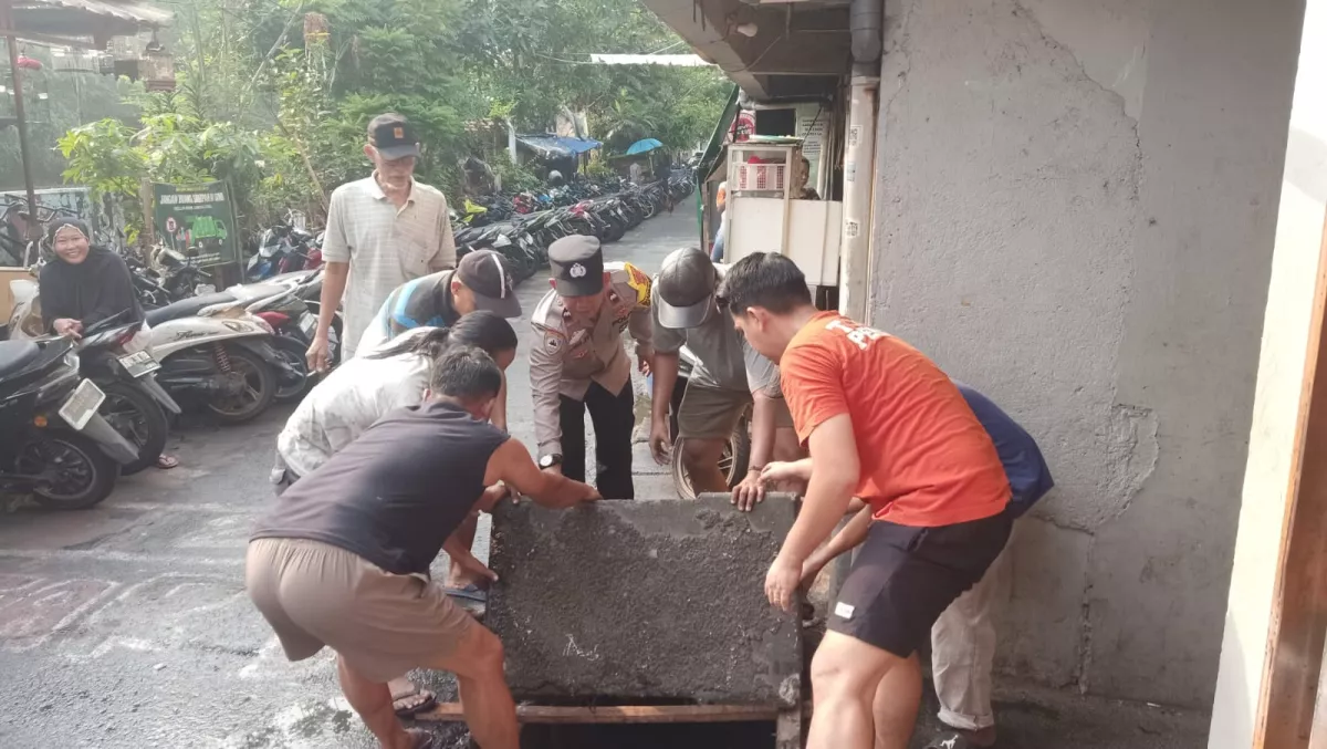 Peduli Lingkungan, Polisi dan Warga Jelambar Baru Gotong Royong Bersihkan Saluran Air