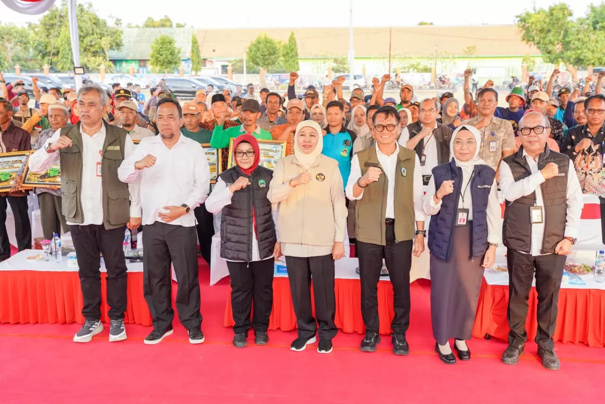 Gubernur Khofifah Serahkan Alsintan untuk Tingkatkan Produktivitas Petani Magetan