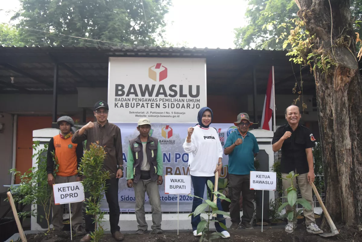 Tanam Pohon Manggis, Wabup Ingatkan Bawaslu Sidoarjo Jaga Integritas