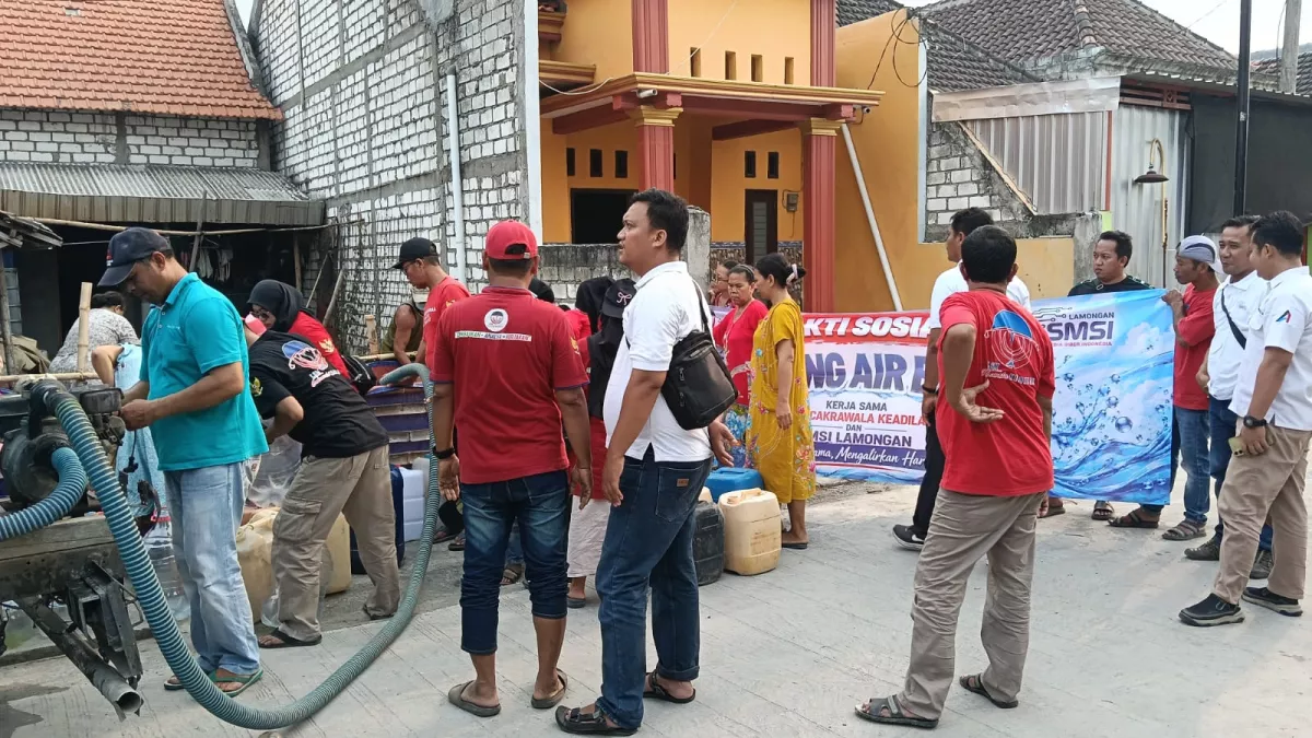 LSM Cakrawala Keadilan Bersama SMSI Lamongan Pasok Air Bersih Untuk Warga Kekeringan