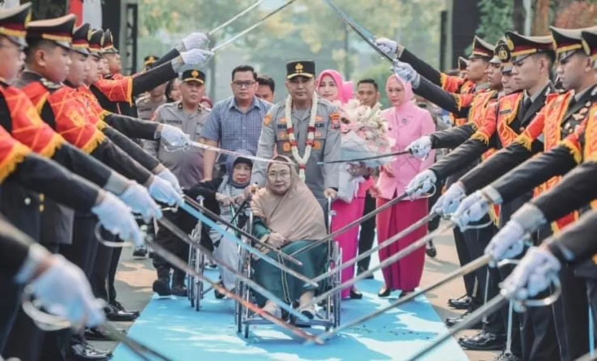 Sehari Sebelum Serah Terima Jabatan, Kapolda Jatim Yang Baru Pulang Kampung Dan Ziarah Makam Keluarga di Bojonegoro