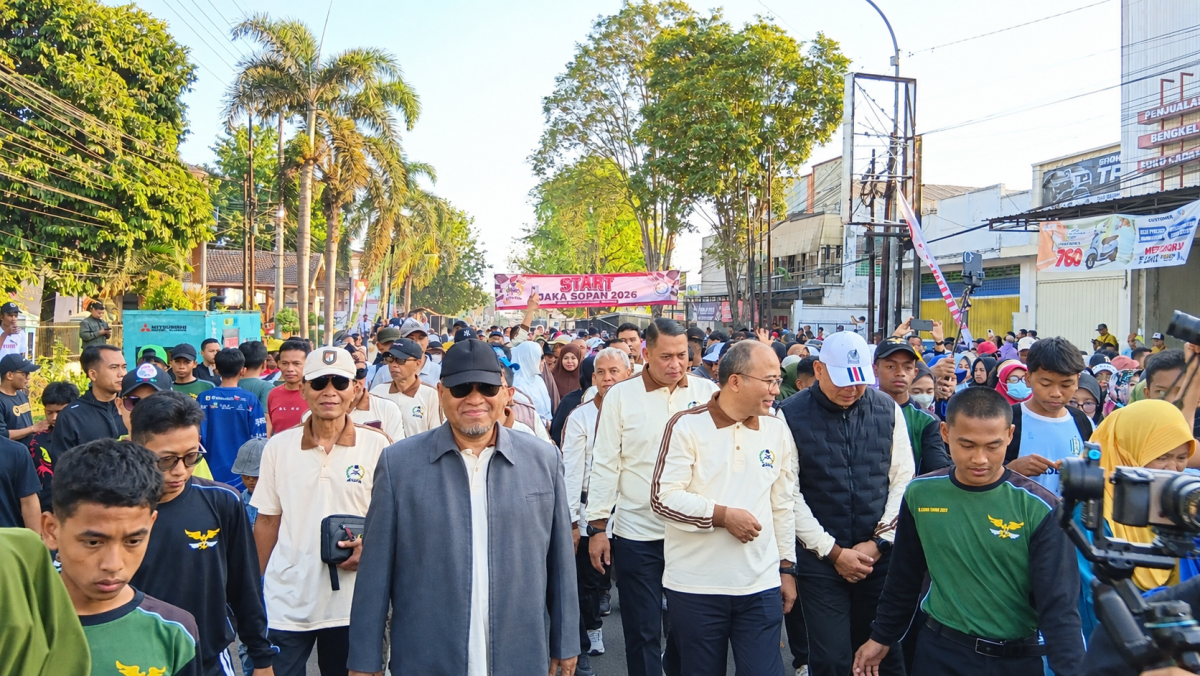 Puluhan ribu peserta memadati Jalan Mastrip Bondowoso saat mengikuti Jaka Sopan (Jalan Kaki Bondowoso–Dadapan) ke-9, Minggu (4/10/2026).