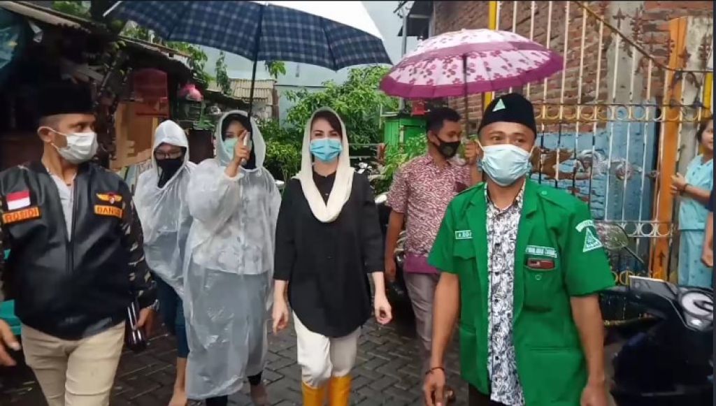 Hujan tak menyurutkan niat Arumi Bachsin untuk Bersilaturahmi dengan warga