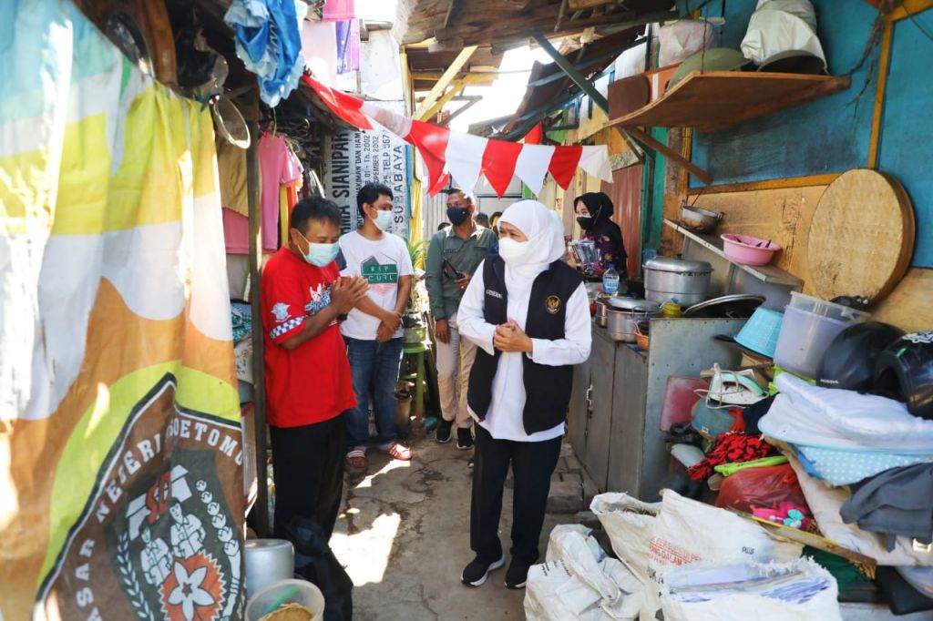 Di Gang Kelinci Khofifah Beri Sembako & Borong Sayuran