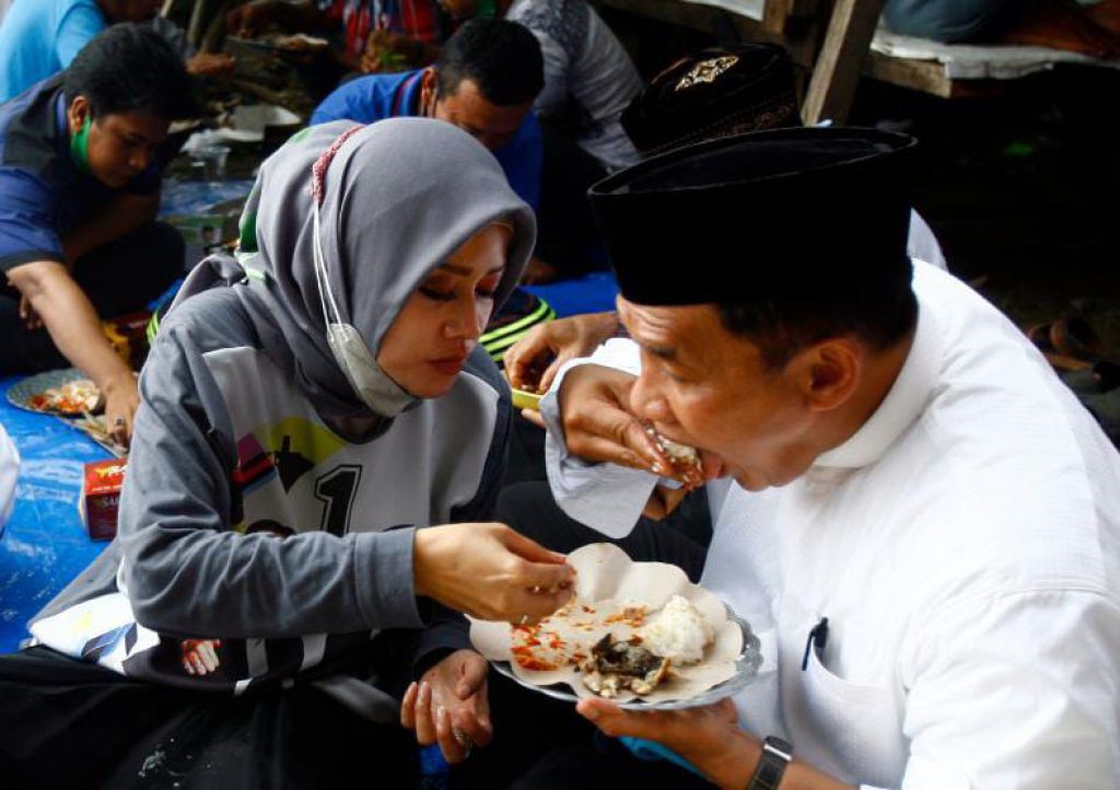 Bikin Baper, BHS-Taufiq Tampil Mesra Bersama Istri