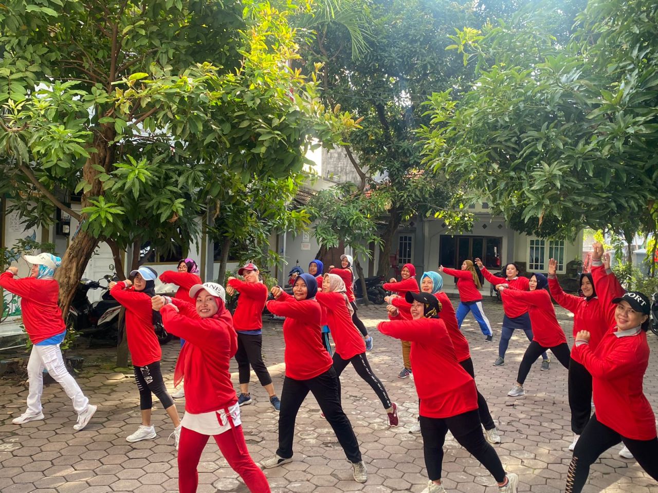 Senam Minggu Pagi Emak-emak Kenjeran, Cak Ghoni Bantu Kaos Seragam 