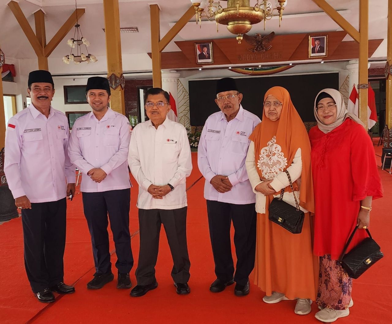 Keterangan Gambar:   Ketua PMI Pusat H. M. Jusuf Kalla sedang bercengkrama dengan Ketua PMI Jatim H. Imam Utomo yang akan dilantik didampingi Ir. RB. Fatah Jasin yang juga akan dilantik sebagai Sekretaris Dewan Kehormatan.