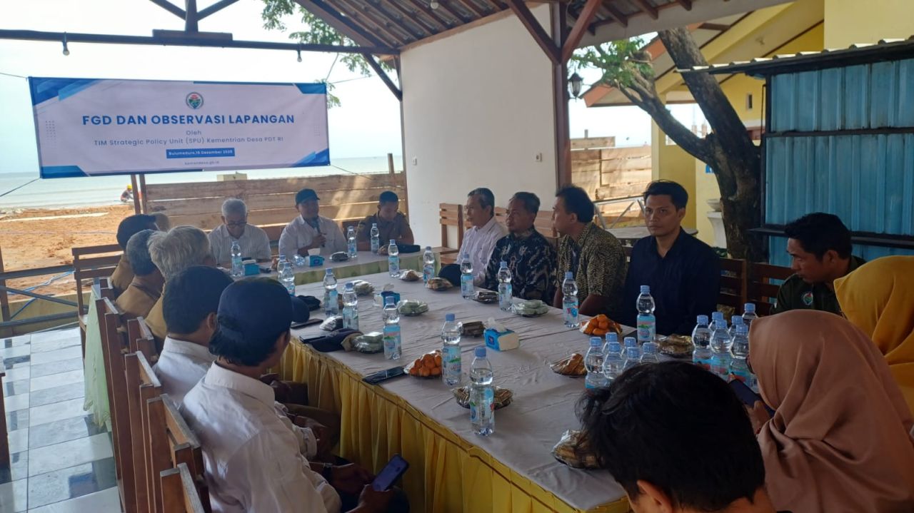 Caption : Prof Zainuddin Maliki membersamai FGD hari kedua di Desa Bulu Meduro, Kecamatan Bancar Tuban, Selasa (16/12/2025)