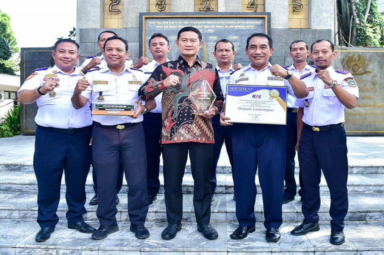 Keterangan foto: Bupati Lamongan, Yuhronur Efendi menerima penghargaan dari PT KAI, Kamis (1/2/2024). Istimewa