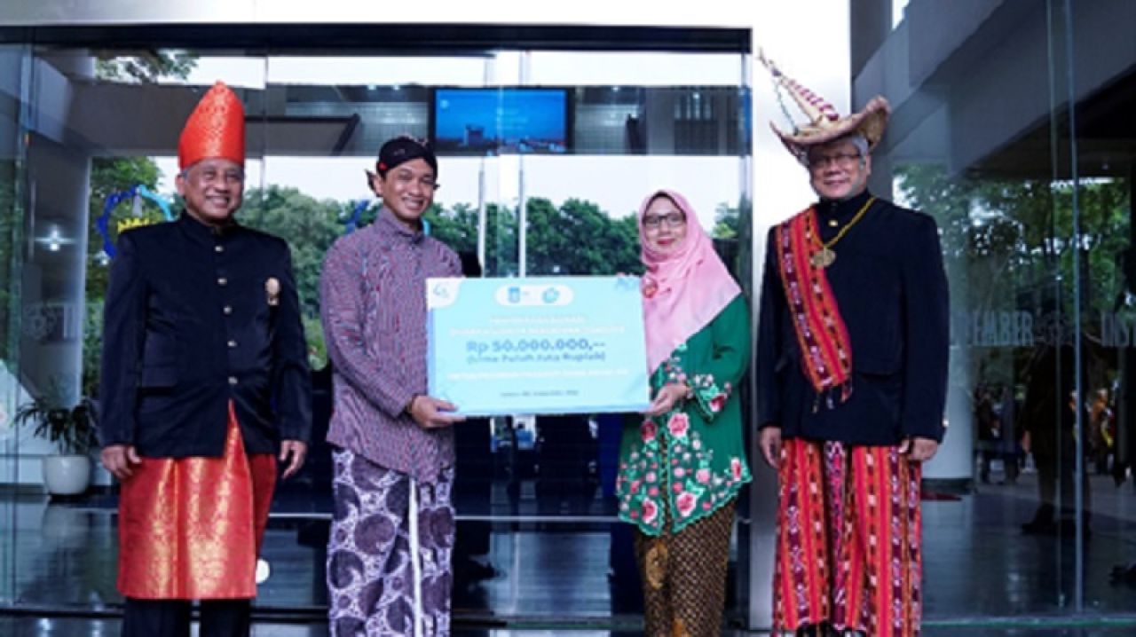 Dari kiri ke kanan: Prof. Dr. Ir. Mohammad NUH, DEA (Ketua MWA); Bambang Pramujati, S.T., M.Sc.Eng., Ph.D (Wakil Rektor IV); Ibu Rosi Indarjani (Ketua DWP); Prof. Dr. Syafsir Akhlus, MSc. (Ketua SA)