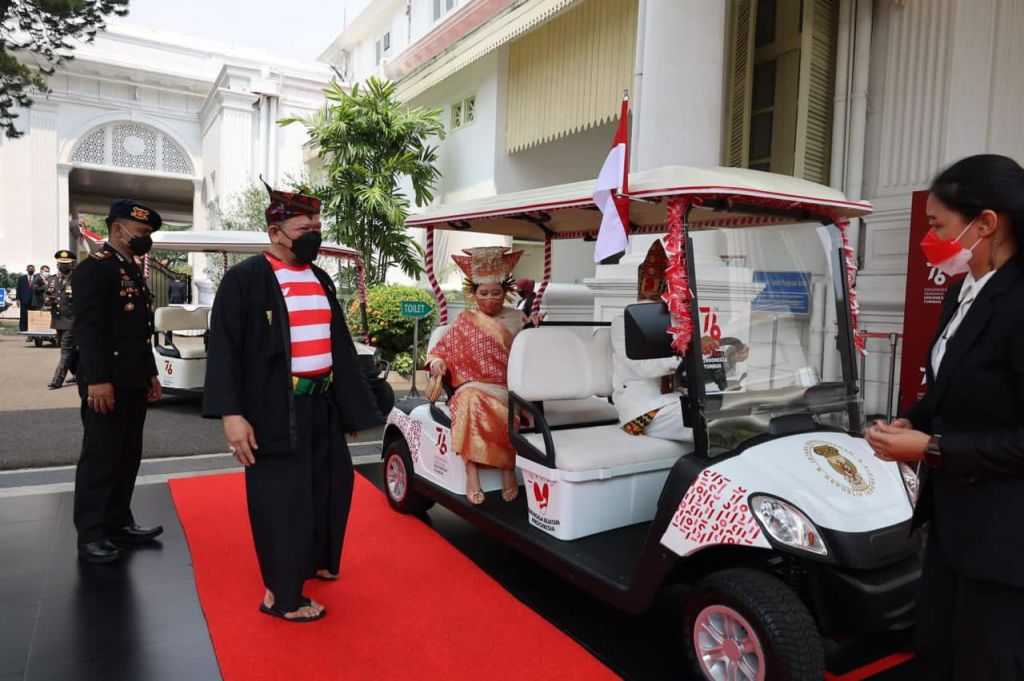 Saat Ketua DPD Bergaya "Kacong" di Istana Merdeka