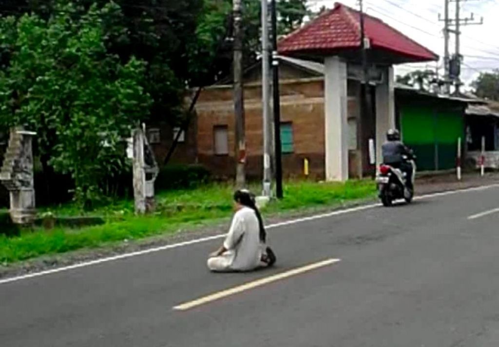 Pria Misterius Shalat di Tengah Jalan Raya, Padahal Dekat dengan Masjid