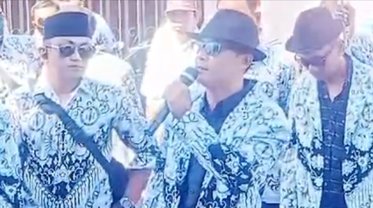 SK Kepengurusan PGRI Jember Dibekukan Ratusan Guru Gelar Aksi 